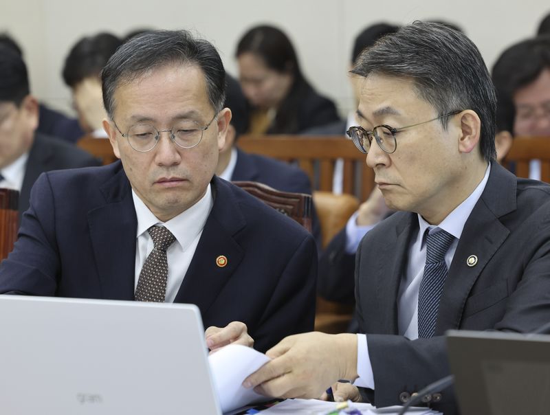 [서울=뉴시스] 최진석 기자 = 이형일(왼쪽) 부총리 겸 재정경제부 장관과 권대영 1차관이 22일 여의도 국회에서 열린 재정기획위원회의 재정경제부, 국가데이터처, 국세청 등에 대한 종합감사에 출석해 자료를 살펴보고 있다. 2026.10.22. myjs@newsis.com