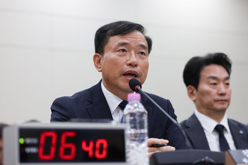 김종철 방송미디어통신위원회 위원장(왼쪽)이 22일 오전 서울 여의도 국회에서 열린 과학기술정보방송통신위원회 국정감사에서 질의에 답하고 있다. 뉴시스