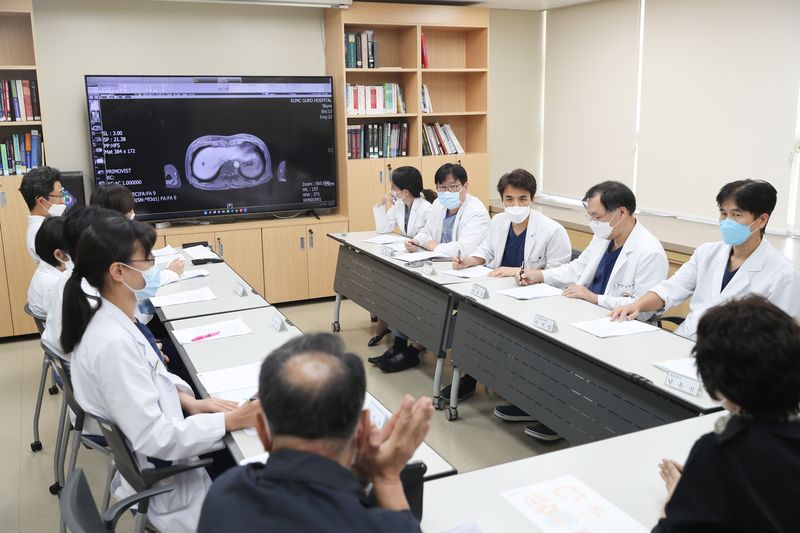 고려대 구로병원 다학제팀이 대장암 환자 치료를 위해 다학제 진료를 진행하고 있다. 고려대 구로병원 제공