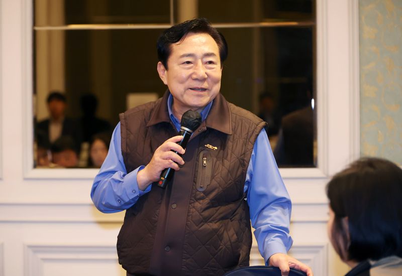 김기문 중소기업중앙회 회장이 지난 21일 롯데호텔 제주에서 열린 '2026 중소기업 리더스포럼'에서 기자들의 질문에 답하고 있다. 중기중앙회 제공