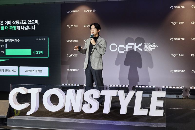 22일 서울 코엑스에서 열린 '크리에이터 커머스 페스티벌 코리아(CCFK) 2026' 미디어데이에서 성동훈 CJ ENM 커머스부문 플랫폼본부장이 전략을 발표하고 있다. CJ온스타일 제공