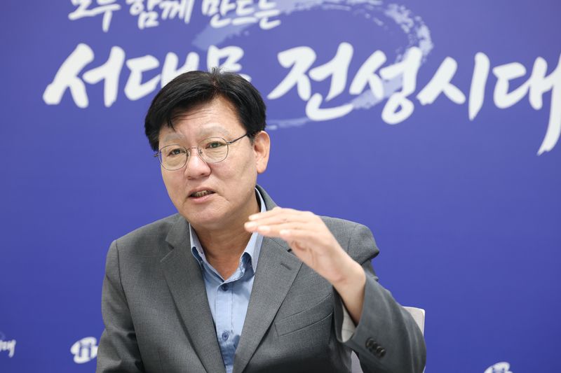 박운기 서대문구청장은 지난 15일 서대문구청 집무실에서 진행한 파이낸셜뉴스와의 인터뷰에서 유진상가 개발과 서부선 착공에 들어가는 것을 최우선 과제로 보고있다고 말했다. 서대문구청 제공
