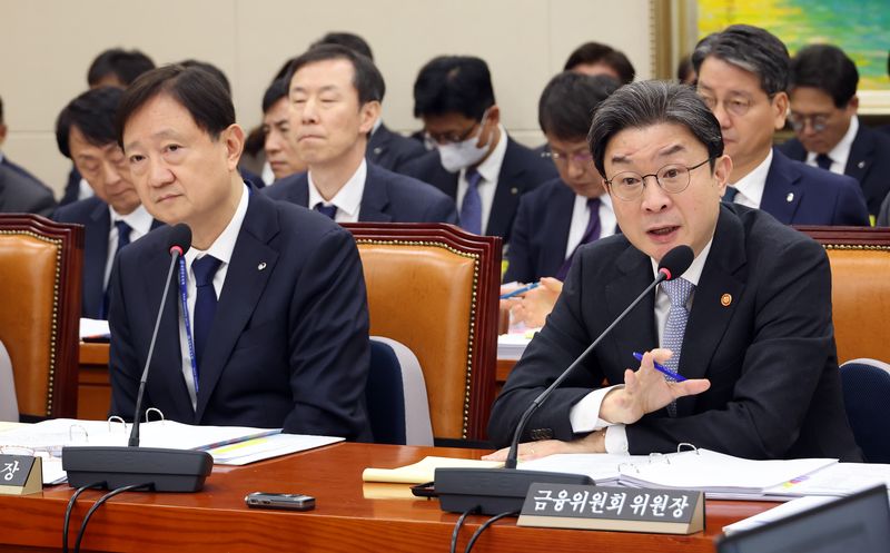 이억원 금융위원장(오른쪽)이 22일 국회에서 열린 정무위원회 국정감사에서 위원 질문에 답하고 있다. 왼쪽은 이찬진 금융감독원장 연합뉴스