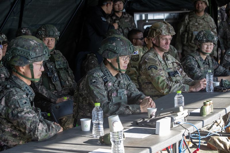 22일, 김규하(대장) 육군참모총장이 한미연합 제병협동 도하훈련 현장을 방문해 훈련 진행상황을 확인하고 있다. 육군 제공