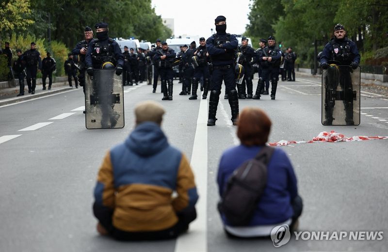 파리에서 경찰관과 대치 중인 시위자들 (출처=연합뉴스)