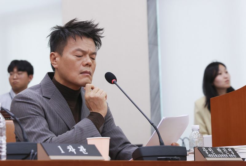 [서울=뉴시스] 김근수 기자 = 박진영 대통령 직속 대중문화교류위원회 공동위원장이 7일 오후 서울 여의도 국회에서 열린 국회 문화체육관광위원회의 문화체육관광부 국정감사에 증인으로 출석해 잠시 생각에 잠겨 있다. 2026.10.07. ks@newsis.com