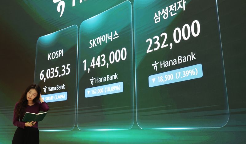 [서울=뉴시스] 박주성 기자 = 13일 오후 서울 중구 하나은행 딜링룸에서 딜러들이 업무를 하고 있다.코스피는 전일보다 348.89포인트(5.46%) 내린 6035.35에 장을 마감했고 SK하이닉스는 10.09% 내린 144만3천 원, 삼성전자는 7.39% 내린 23만2천 원 마감했다. 2026.10.13. park7691@newsis.com