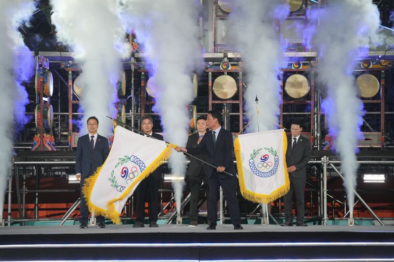 22일 제주월드컵경기장에서 열린 제107회 전국체육대회 폐회식에서 대회기 전달식이 진행되고 있다. 대회기는 내년 제108회 전국체육대회 개최지인 경기도에 전달됐다. 사진=제주특별자치도