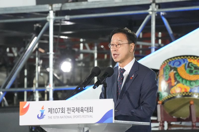 위성곤 제주도지사가 22일 제주월드컵경기장에서 열린 제107회 전국체육대회 폐회식에서 환송사를 하고 있다. 위 지사는 선수단의 도전과 대회를 지원한 자원봉사자, 도민들에게 감사의 뜻을 전했다. 사진=제주특별자치도