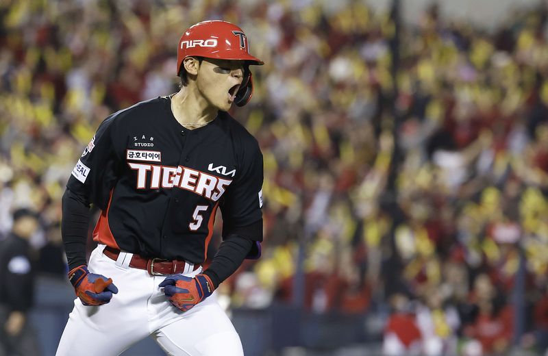 [서울=뉴시스] 최동준 기자 = 20일 서울 잠실야구장에서 열린 2026 KBO 포스트시즌 준플레이오프 LG 트윈스와 KIA 타이거즈의 3차전 경기, 2회초 1사 만루 상황 KIA 김도영이 만루 홈런을 친 뒤 기뻐하고 있다. 2026.10.20. photocdj@newsis.com