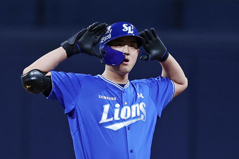 [서울=뉴시스] 조성우 기자 = 25일 오후 서울 구로구 고척스카이돔에서 열린 2026 KBO리그 삼성 라이온즈와 키움 히어로즈의 경기, 삼성 8회초 공격 1사 주자 2, 3루서 구자욱이 2타점 동점 적시2루타를 때린 뒤 세리머니를 하고 있다. 2026.08.25. xconfind@newsis.com