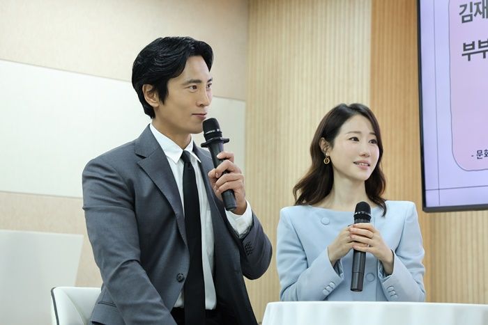 개그맨 김재우(왼쪽)와 아내 조유리씨가 지난 21일 서울 강남구 밀알복지재단에서 열린 홍보대사 위촉식에 참석하고 있다. 밀알복지재단 제공