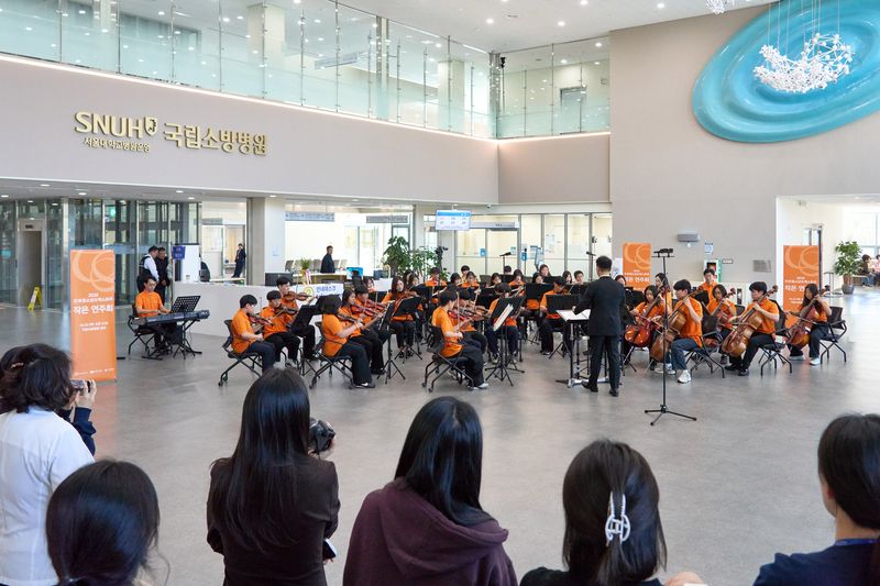 한화그룹이 지원하는 한화청소년오케스트라가 지난 22일국립소방병원에서 환자와 보호자, 의료진을 위한 작은 연주회를 진행하고 있다. 한화 제공