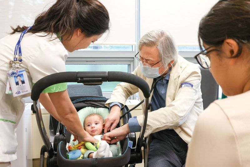 미군 가족의 신생아가 심부전 증상으로 서울성모병원에서 수술을 받고 이재영 교수에게 퇴원 후 첫 외래진료를 받고 있다. 서울성모병원 제공