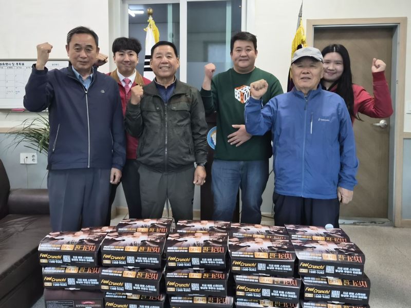 지난 21일 경기 안성시에 위치한 안성재향경우회 회관에서 열린 '찾아가는 치킨릴레이'에서 BBQ 관계자들과 전직 경찰관 등이 기념촬영을 하고 있다. BBQ 제공