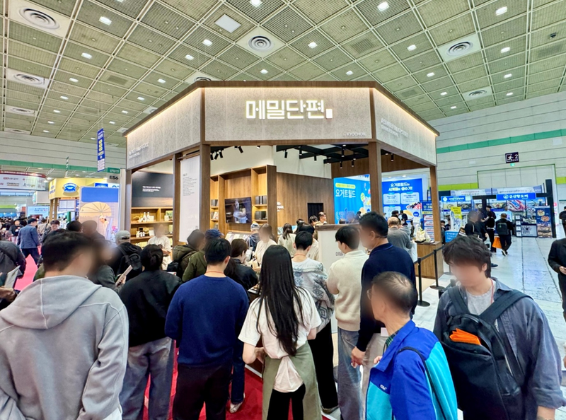 지난 22일 서울 코엑스 ‘2026 IFS 프랜차이즈 창업·산업 박람회'에 참여한 메밀단편 부스를 사람들이 구경하고 있다. 교촌에프앤비 제공