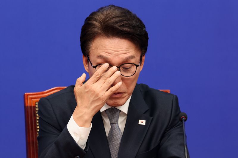 김민석 더불어민주당 대표가 23일 오전 서울 여의도 국회에서 열린 최고위원회의에서 생각에 잠겨 있다. 뉴스1