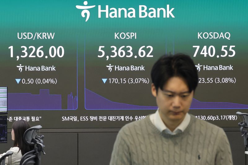 코스피ㆍ코스닥 동반 하락 출발 (서울=연합뉴스) 서대연 기자 = 23일 서울 중구 하나은행 본점 딜링룸 현황판에 원/달러 환율, 코스피, 코스닥 지수가 표시돼 있다. 이날 코스피는 전 거래일 대비 130.60포인트(2.36%) 내린 5,403.17로, 코스닥 지수는 전장보다 15.78포인트(2.07%) 내린 748.32로 출발했다. 2026.10.23 dwise@yna.co.kr (끝)