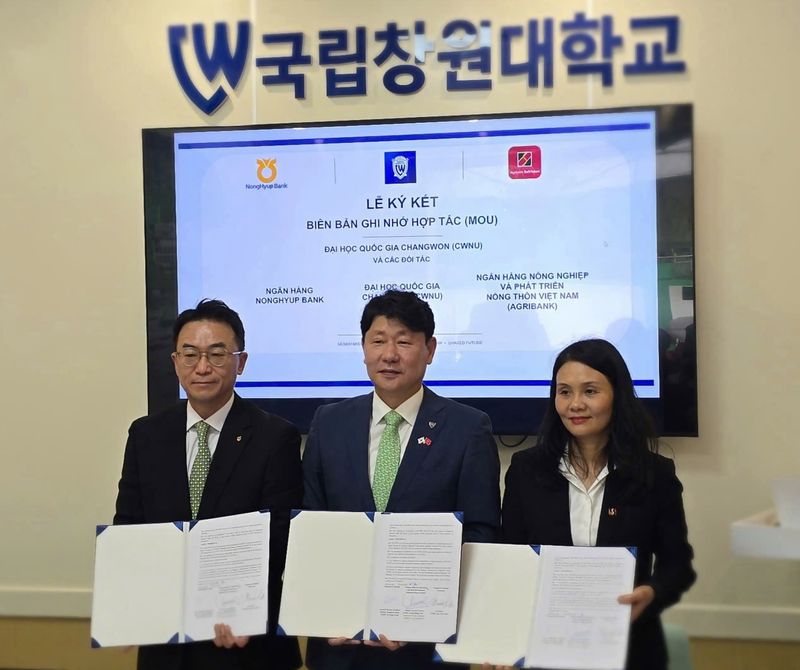 지성욱 NH농협은행 하노이금융센터장(왼쪽부터), 박민원 국립창원대 총장, 팜 응옥 지엡(Pham Ngoc Diep) 아그리뱅크 외환결제선터 부센터장이 지난 22일 베트남 하노이에서 '베트남 유학생 유치 및 금융서비스 지원을 위한 업무협약'을 맺고 기념 촬영을 하고 있다. 농협은행 제공