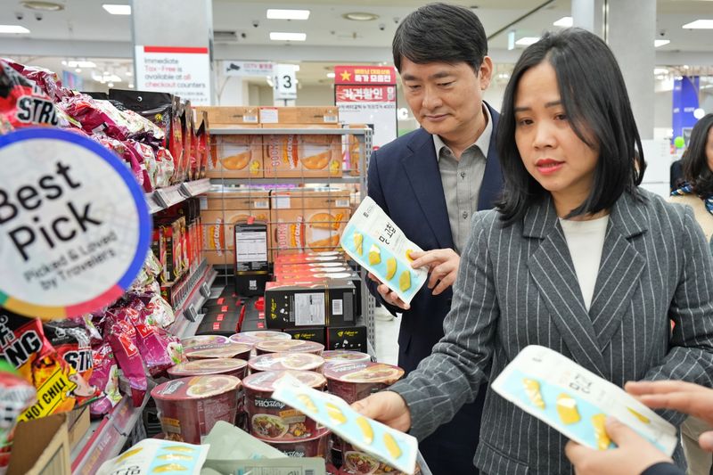 지난 22일 서울 중구 롯데마트 제타플렉스 서울역점에서 윤병수 롯데마트·슈퍼 해외사업부문장(왼쪽)과 응우옌 타오 히엔 베트남 산업무역부 해외시장개발·다자무역국 부국장이 '2026 베트남 물산전' 행사장을 둘러보고 있다. 롯데마트 제공