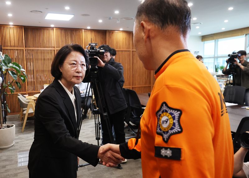 추미애 경기도지사가 20일 경기 수원시 영통구 경기도청 집무실에서 열린 전국공무원노동조합 소방본부 간담회에 앞서 소방관들과 악수를 하고 있다. (공동취재) 2026.10.20 ⓒ 뉴스1 김영운 기자
