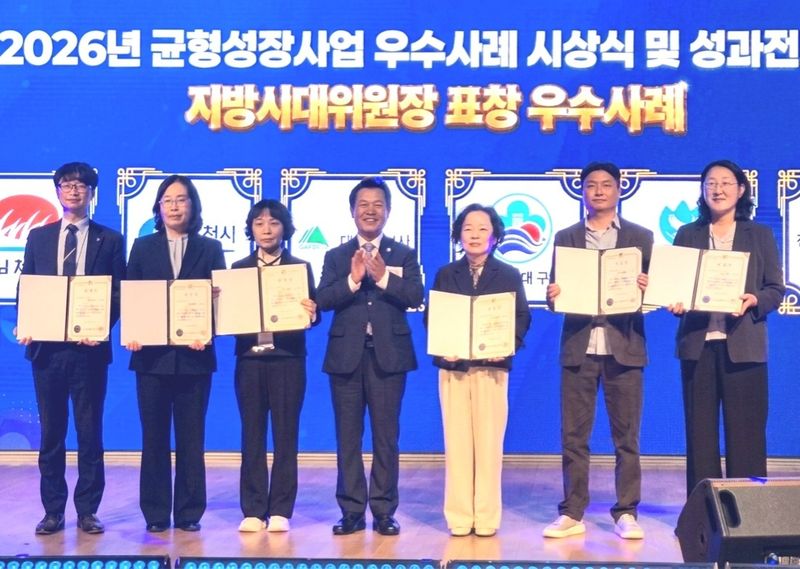 전남광주통합특별시(광주특별시)가 대통령 직속 지방시대위원회 주관 '균형성장사업 자율계정 우수사례'에 2년 연속 전국 최다 선정됐다. 사진은 올해 우수사례로 선정된 스마트빌리지 보급·확산사업 관계자가 기념촬영을 하고 있는 모습. 광주특별시 제공
