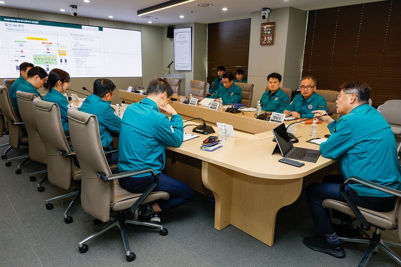 황상하 서울주택도시개발공사(SH) 사장을 비롯한 SH 관계자들이 재난안전상황실에서 모의훈련을 점검하고 있다. SH 제공
