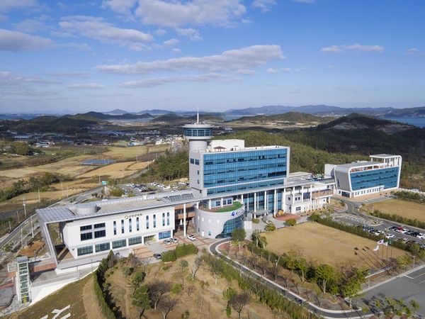 신안군<사진>이 섬 관광 활성화와 지역 경제 회복을 위해 일반인 여객선 운임 반값 지원 사업을 오는 27일부터 홍도와 흑산도를 포함한 흑산권 국토외곽먼섬 11개 섬으로 확대 시행한다.