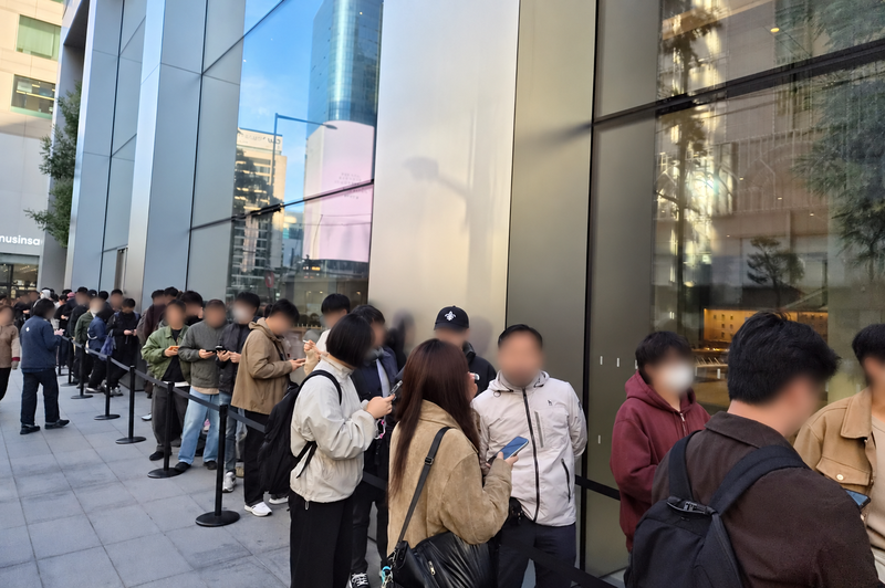 23일 오전 서울 중구 애플 명동 플래그십 스토어 앞 앞에서 아이폰 듀오를 수령하려는 고객들이 줄을 서 있다. 사진=윤홍집 기자