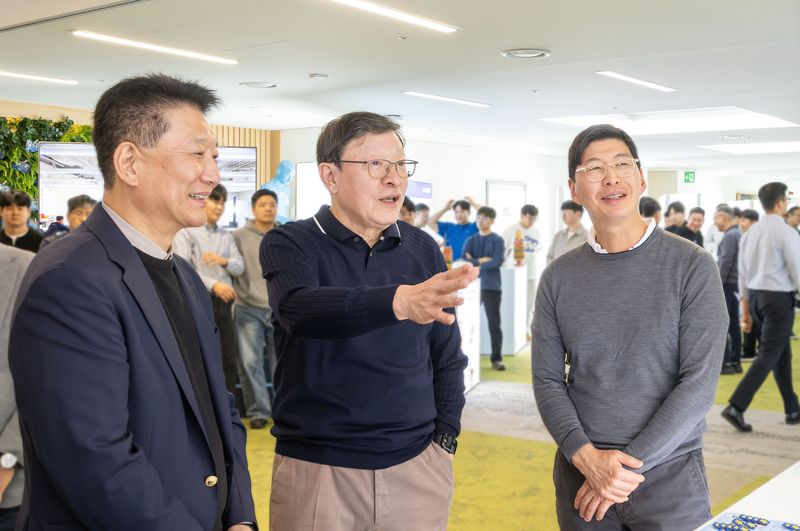 지난 22일 서울 강남구 GS타워에서 열린 '제4회 딥 트랜스포메이션 데이(DT 데이)'에 참석한 허태수 GS그룹 회장(가운데)과 허세홍 GS칼텍스 부회장(오른쪽)이 GS칼텍스 임직원들과 함께하고 있다. GS칼텍스 제공