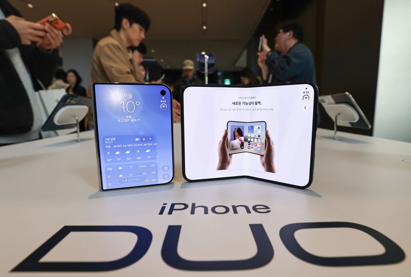 지난 23일 서울 중구 명동 애플스토어에서 시민들이 이날 국내 출시된 애플의 최신 스마트폰 ‘아이폰 듀오’를 살펴보고 있다. 뉴스1