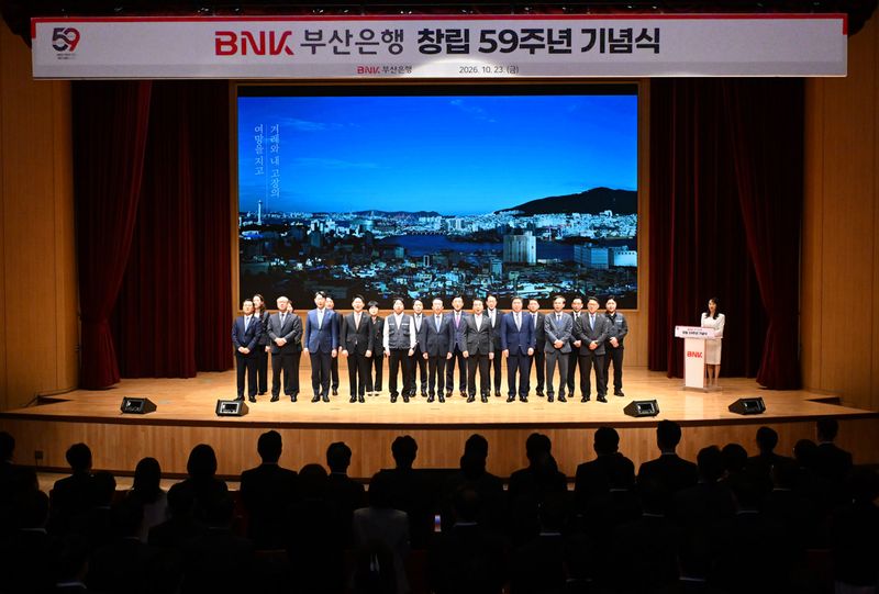 23일 BNK부산은행 본점 대강당에서 열린 창립 59주년 기념식에서 주요 임직원들이 기념촬영을 하고 있다. BNK부산은행 제공