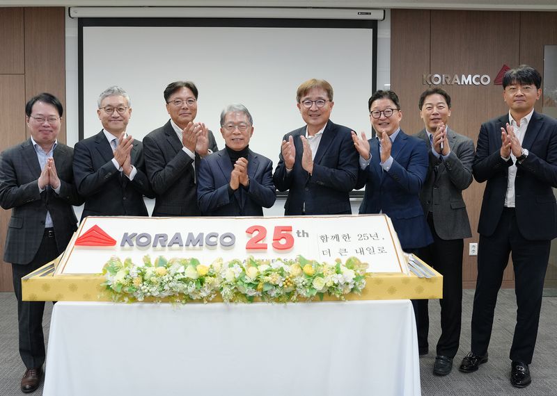 23일 코람코자산신탁 창립25주년 기념식에서 관계자들이 기념촬영을 하고 있다. 코람코자산신탁 제공