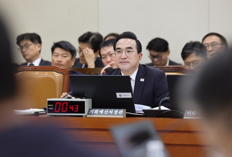 박홍근 기획예산처 장관이 지난 8일 여의도 국회에서 열린 재정경제기획위원회의 기획예산처에 대한 국정감사에 출석해 의원 질의를 듣고 있다. 뉴시스