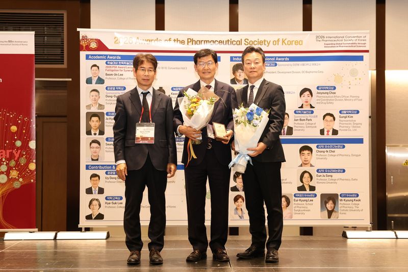 제8회 윤광열 약학공로상 시상식에서 김형식 대한약학회 회장(왼쪽), 손의동 중앙대학교 약학대학 명예교수(가운데), 유준하 동화약품 대표이사가 기념촬영을 하고 있다. 동화약품 제공
