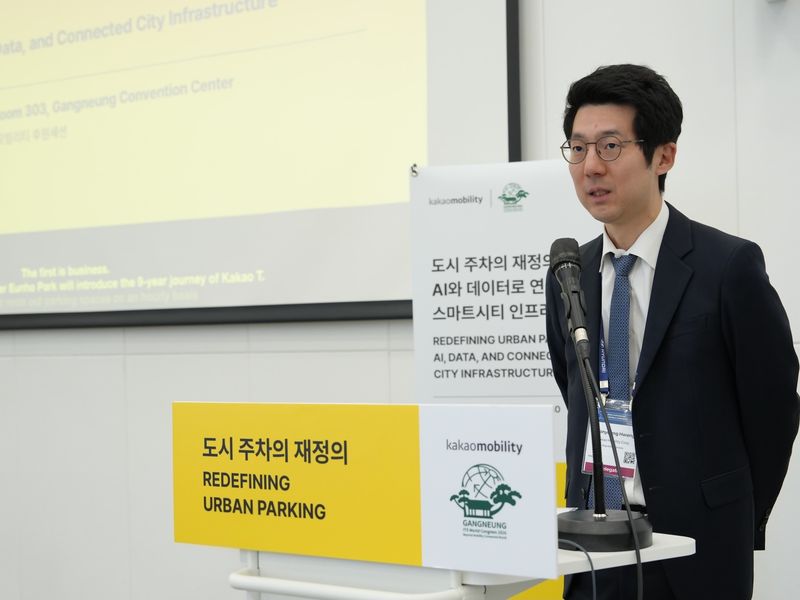 지난 22일 강릉 올림픽파크에서 열린 '2026 강릉 지능형교통체계(ITS) 세계총회'의 단독 주차 후원 세션에서 황윤영 카카오모빌리티 준법경영부문장이 인사말을 전하고 있다. 카카오모빌리티 제공