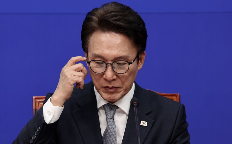 김민석 더불어민주당 대표가 23일 여의도 국회에서 열린 K-방위산업지원특별위원회 출범식에서 생각에 잠겨 있다. 뉴시스