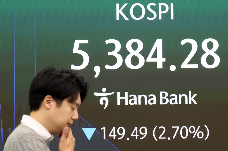 23일 오전 서울 중구 하나은행 딜링룸 전광판에 장 초반 코스피 지수 등 시황이 표시되고 있다. 이날 코스피는 전장보다 130.60포인트(2.36%) 내린 5403.17, 코스닥은 15.78포인트(2.07%) 내린 748.32로 출발했다. 뉴스1