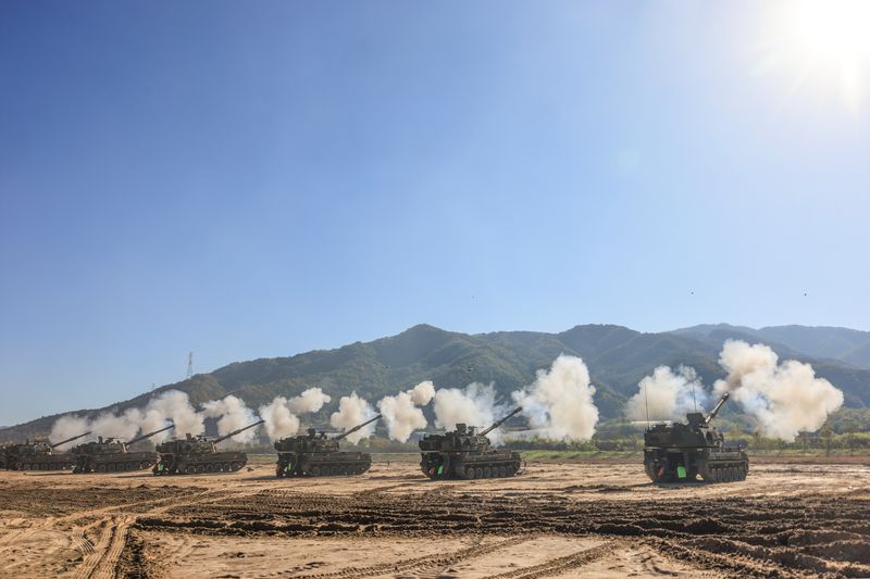 지상작전사령부 겸 연합지상군구성군사령부가 20일부터 23일까지 실시한 '대화력전 FTX' 간 강원도 철원 소재 포병사격 훈련장에서 K-9자주포 부대가 실사격 훈련을 하고 있다. 지상작전사령부 제공