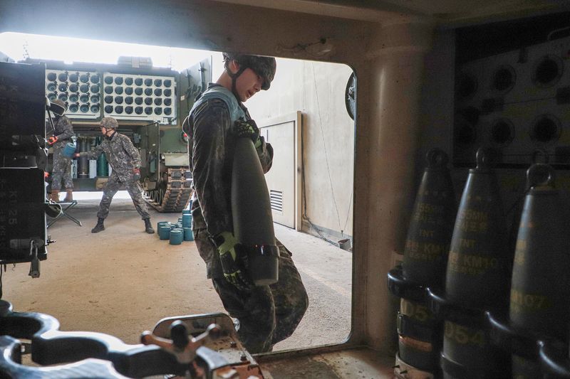 20일부터 23일까지 실시한 '연지구사 대화력전 FTX'간 K-9 자주포 부대 장병들이 K-9자주포에 탄약을 적재하고 있다. 지상작전사령부 제공