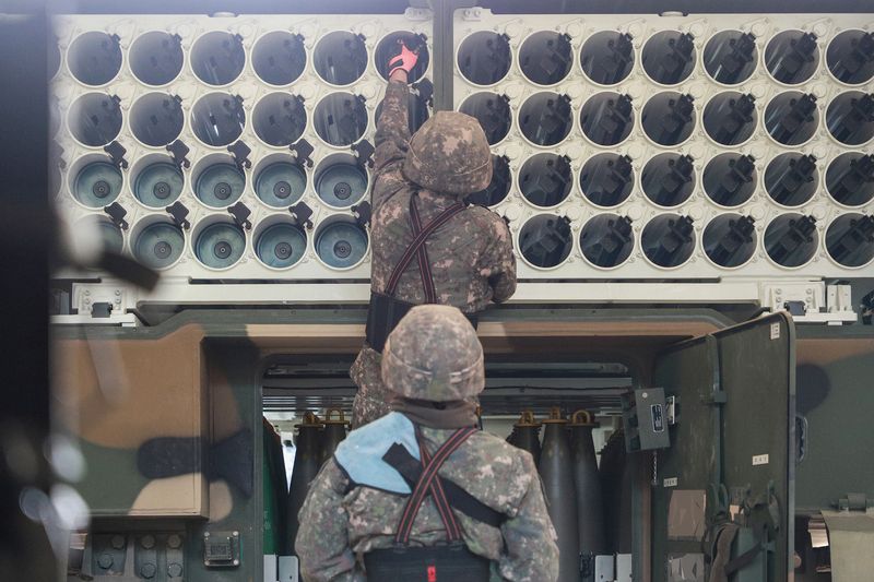 20일부터 23일까지 실시한 '연지구사 대화력전 FTX' 간 K-9자주포 부대 장병들이 작전실시간 탄약재보급을 위해 K-10 탄약운반차에 단위장약을 적재하고 있다. 지상작전사령부 제공