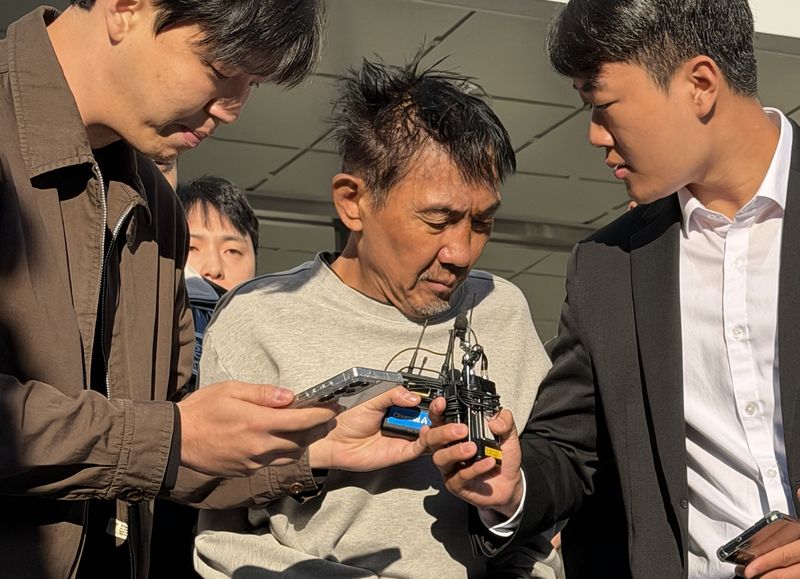 인천 대형 상업시설에서 흉기난동을 벌여 살인미수 혐의로 구속된 최충락이 23일 오전 인천 남동경찰서에서 인천지방공소청으로 송치되고 있다. 2026.10.23 ⓒ 뉴스1 박소영 기자