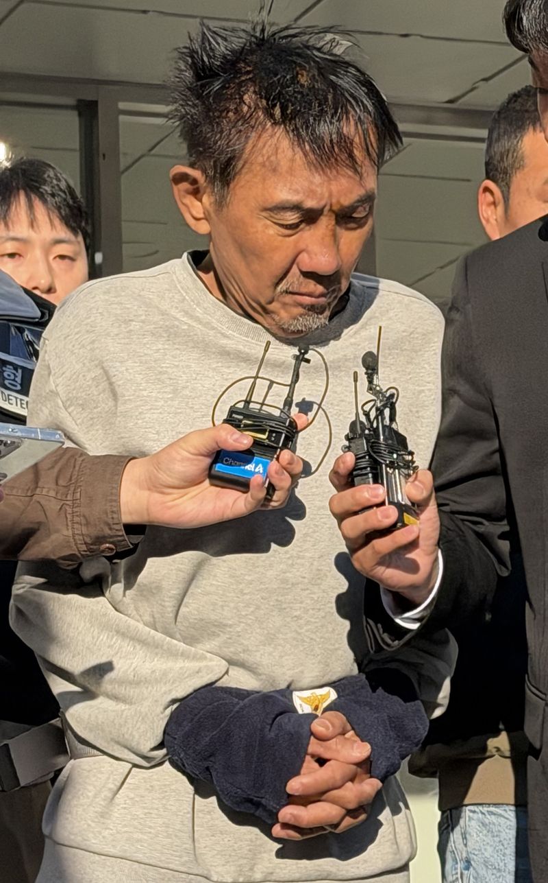 인천 대형 상업시설에서 흉기난동을 벌여 살인미수 혐의로 구속된 최충락이 23일 오전 인천 남동경찰서에서 인천지방공소청으로 송치되고 있다. 2026.10.23 ⓒ 뉴스1 박소영 기자