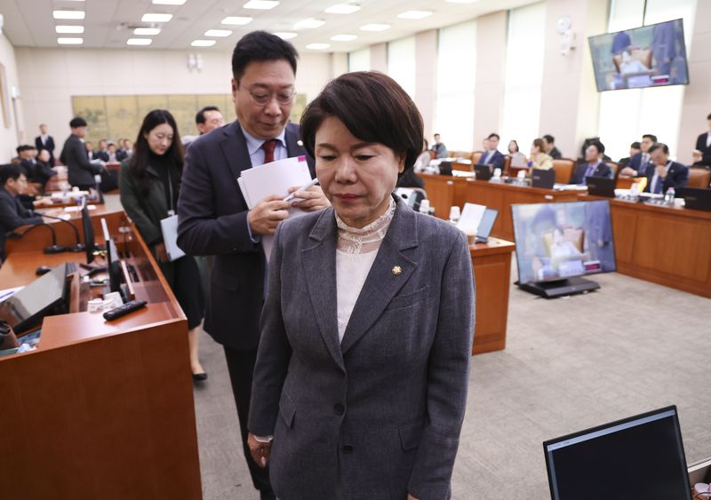23일 국회에서 열린 문화체육관광위원회 종합 국정감사에서 야당 간사인 조은희 의원 등 국민의힘 의원들이 이재정 위원장에게 항의한 뒤 퇴장하고 있다. 뉴시스