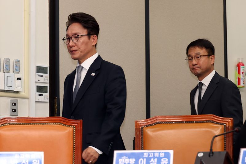 더불어민주당 김민석 대표와 한병도 원내대표가 23일 국회에서 열린 최고위원회의에 입장하고 있다. 사진=서동일 기자