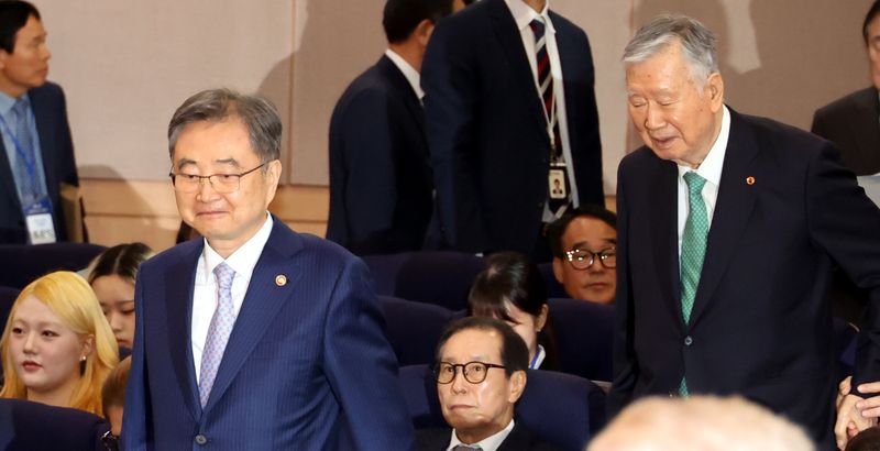 23일 서울 종로구 정부서울청사 외교부에서 열린 제81회 유엔의 날 기념식에 조현 외교부 장관(왼쪽)과 이중근 UN한국협회장이 입장하고 있다. 뉴시스