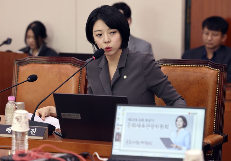 배현진 국민의힘 의원이 23일 국회 문화체육관광위원회 종합 국정감사에서 '패노메논' 상표권 계약에 관해 질의하고 있다. 뉴시스