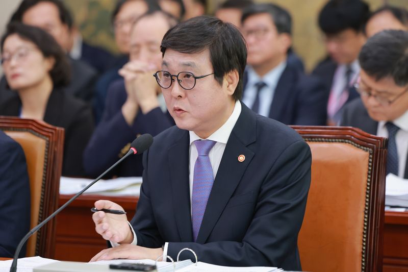 최휘영 문화체육관광부 장관이 23일 국회 문화체육관광위원회 종합 국정감사에서 의원 질의에 답하고 있다. 뉴시스