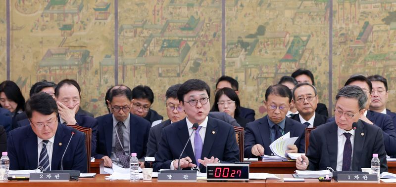 최휘영 문화체육관광부 장관(가운데)이 23일 국회 문화체육관광위원회 종합 국정감사에서 의원 질의에 답하고 있다. 연합뉴스