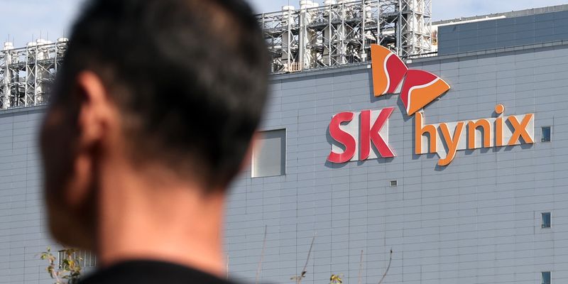 SK하이닉스가 손자회사인 솔리다임의 미국 증시 상장 절차를 중단한다고 공시한 지난 23일 이천 SK하이닉스 본사 모습. 이날 SK하이닉스는 "해외 종속회사인 솔리다임은 생산능력 확대 및 경쟁력 강화를 위한 다양한 자금조달 방안을 검토해 왔으나, 자본시장 여건 등을 종합적으로 고려해 상장 전 투자유치(프리IPO) 및 기업공개(IPO)에 대한 검토를 중단하기로 결정했다"고 공시했다. 사진=연합뉴스